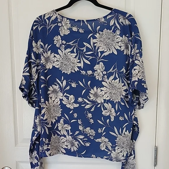 West Kei Blue Floral V-Neck Short Sleeve Blouse - Picture 3 of 3